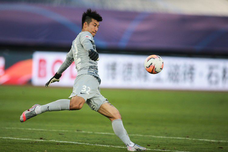 法国媒体TeamFootball报道，多支法国和德国球队有意引进兰斯的30岁进攻型中场伊东纯也。